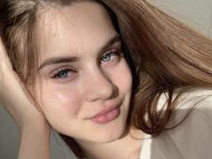 LuisaClover - female with brown hair webcam at xLoveCam