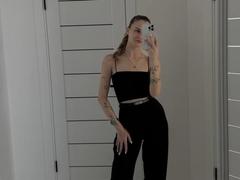 LuisaClover - female with brown hair webcam at xLoveCam