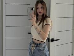LuisaClover - female with brown hair webcam at xLoveCam