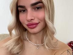 LunaHeadly from xLoveCam