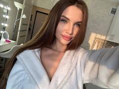 SilverBeese - female with brown hair and  big tits webcam at LiveJasmin