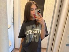 SilverBeese - female with brown hair and  big tits webcam at LiveJasmin