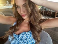 SilverBeese - female with brown hair and  big tits webcam at LiveJasmin
