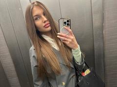 SilverBeese - female with brown hair and  big tits webcam at LiveJasmin