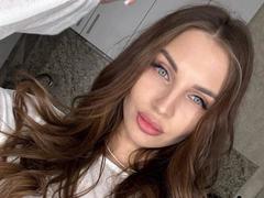 SilverBeese - female with brown hair and  big tits webcam at LiveJasmin