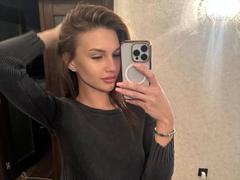 SilverBeese - female with brown hair and  big tits webcam at LiveJasmin