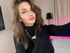 SilverBeese - female with brown hair and  big tits webcam at LiveJasmin