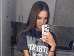 SilverBeese - female with brown hair and  big tits webcam at LiveJasmin