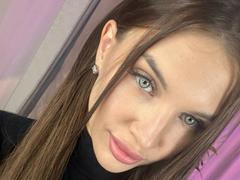 SilverBeese - female with brown hair and  big tits webcam at LiveJasmin