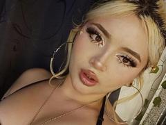 LyaMoon - blond female webcam at xLoveCam