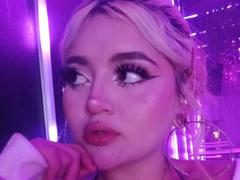 LyaMoon - blond female webcam at xLoveCam