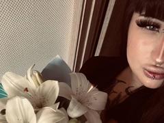 LynnaMitton - female with black hair and  big tits webcam at xLoveCam