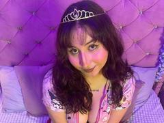 MaddieLesYoux from xLoveCam