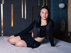 MaddySimons - female with black hair webcam at xLoveCam