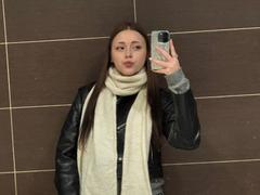 MaidaCain - female with brown hair webcam at xLoveCam