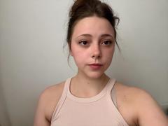 MaidaCain - female with brown hair webcam at xLoveCam