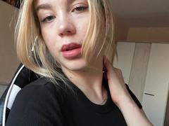 MakSisisia - blond female with  big tits webcam at xLoveCam