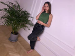 MalinkaBreen - female with brown hair webcam at xLoveCam