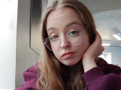 MandiBouie - female with brown hair and  big tits webcam at xLoveCam