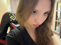JeanninePaup - female with brown hair webcam at LiveJasmin