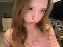 JeanninePaup - female with brown hair webcam at LiveJasmin