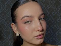 MargertLewi - female with brown hair webcam at xLoveCam