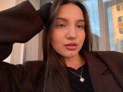 MargertLewi - female with brown hair webcam at xLoveCam