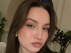 MargertLewi - female with brown hair webcam at xLoveCam