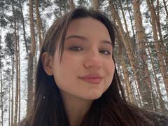 MargertLewi - female with brown hair webcam at xLoveCam
