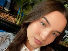 MargertLewi - female with brown hair webcam at xLoveCam
