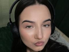 MargertLewi - female with brown hair webcam at xLoveCam