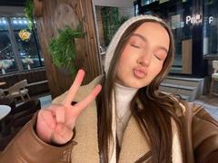 MargertLewi - female with brown hair webcam at xLoveCam