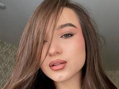 MargertLewi - female with brown hair webcam at xLoveCam