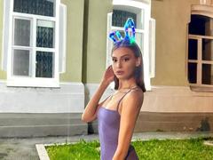 MargertRedFlower - female with brown hair webcam at xLoveCam