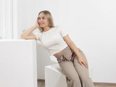 MargoReeves - blond female with  small tits webcam at LiveJasmin