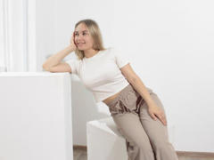 MargoReeves - blond female with  small tits webcam at LiveJasmin