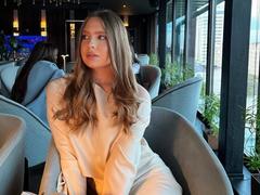 MargrettMunley - female with brown hair webcam at xLoveCam
