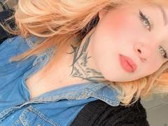 MarilynMore - female webcam at xLoveCam