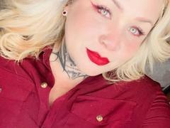MarilynMore - female webcam at xLoveCam