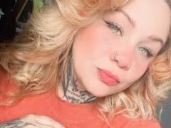 MarilynMore - female webcam at xLoveCam