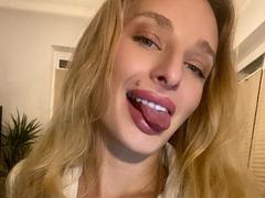 MarilynPretty - blond female with  big tits webcam at xLoveCam
