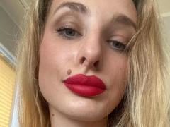 MarilynPretty - blond female with  big tits webcam at xLoveCam