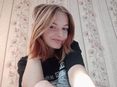 Markizza - female with  small tits webcam at xLoveCam