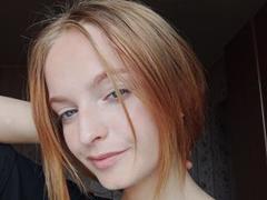 Markizza - female with  small tits webcam at xLoveCam