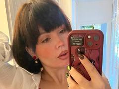 MedeaAllure - female with brown hair webcam at xLoveCam