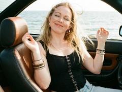 Meeranda - blond female webcam at xLoveCam