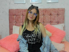 MelaniBecker - female with brown hair and  big tits webcam at xLoveCam
