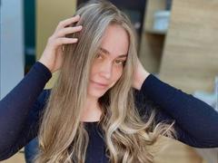 MelanieCutes from xLoveCam