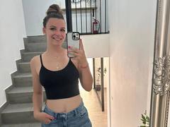 MelanieHartley - female webcam at xLoveCam