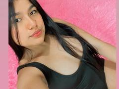 MelanieJonsom - female with brown hair webcam at xLoveCam